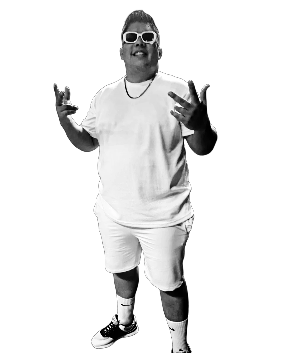 BIG PÁ con gafas y cadena, saludando con las manos